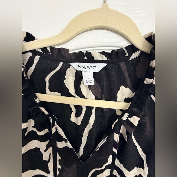 Nine West - Black and White Abstract Blouse - Picture 4 of 5